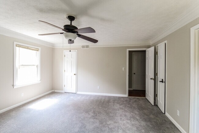 Building Photo - 4806 Castlewood Dr SW