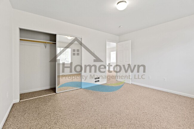Building Photo - 6498 Tamarack Ln