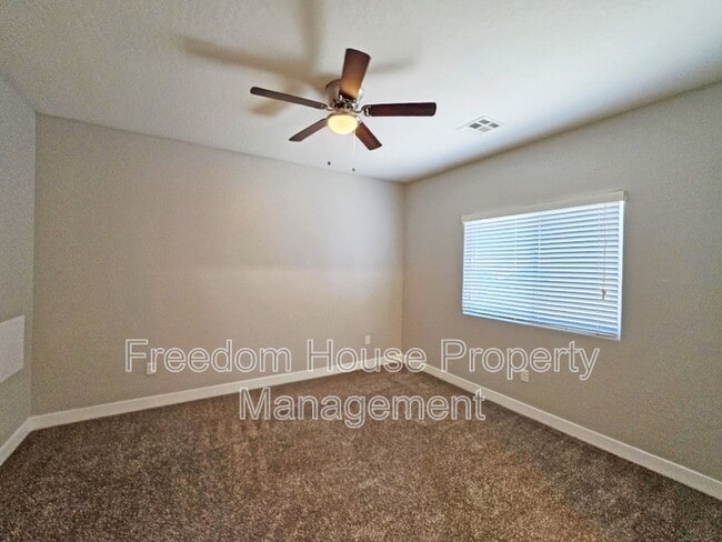Building Photo - 1121 Sixshooter Ave