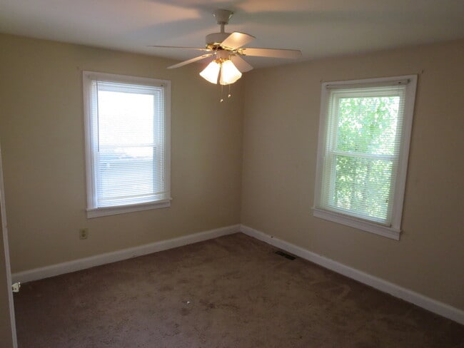 Building Photo - Cute as a button! Near Downtown Shelbyville