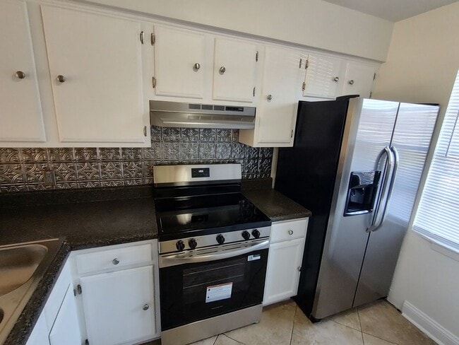 Building Photo - 2-Story Townhome WALKING DISTANCE TO THE BEACH! COMMUNITY POOL!