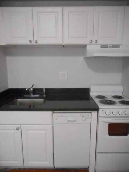 Building Photo - 553 Brookline Ave