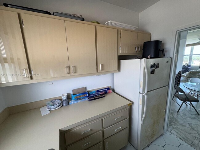 Building Photo - 4747 Collins Ave