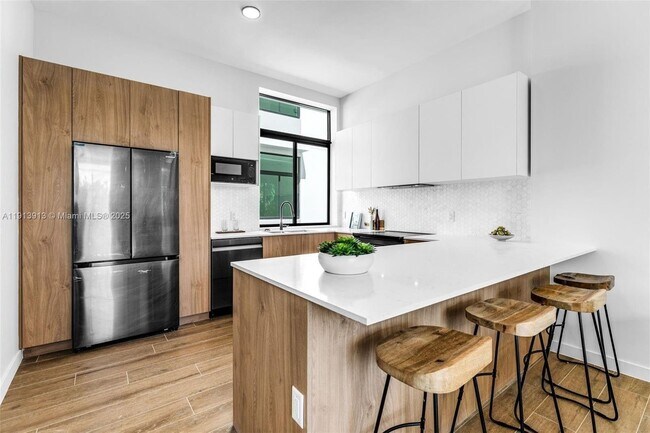 Building Photo - 523 NE 61st St