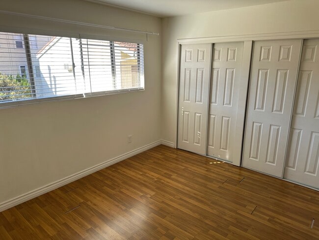 Building Photo - 727 E Tujunga Ave