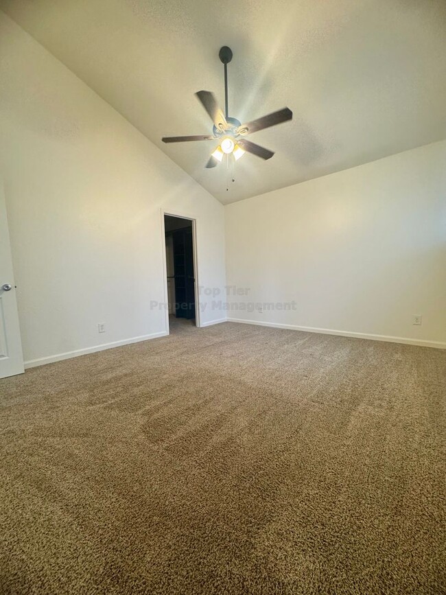 Building Photo - Charming single level 2 bed, 1 bath with b...