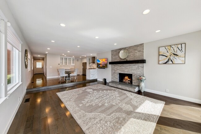 Building Photo - 464 Christie Dr