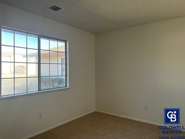 Building Photo - 4 Bedrooms 2 Bathroom home available in Victorville!!