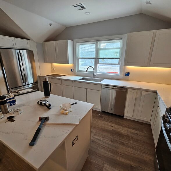 Building Photo - 28 Brooks St