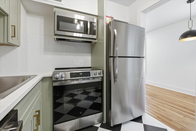 Building Photo - 421 E Jennings St