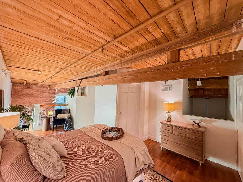 Building Photo - 494 Woonasquatucket Ave