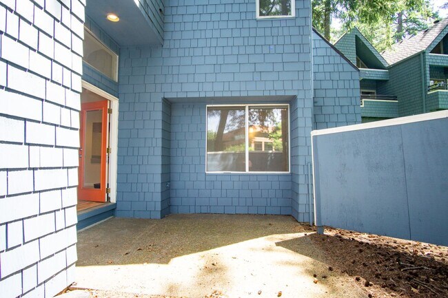 Building Photo - Get $250 OFF! Fantastic Lake Oswego 1Bdr w/Fireplace, Dishwasher, W/D & Patio!