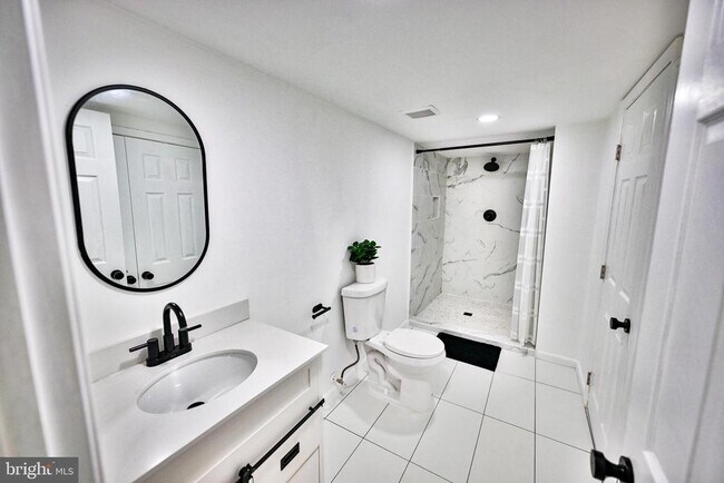 Building Photo - 1015 Riverside Ave