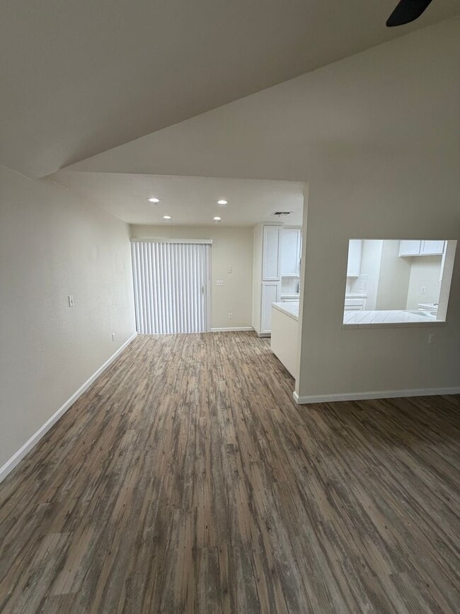 Building Photo - 5111 W Fremont Ave