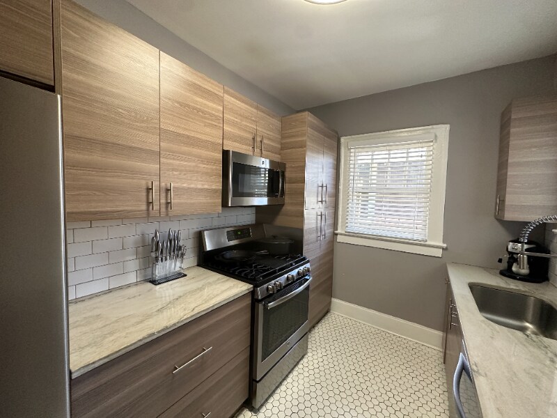 Building Photo - 1052 Rosedale Dr NE