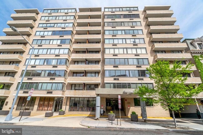 Building Photo - Dupont Circle One Bedroom W/Roof Top Pool,...