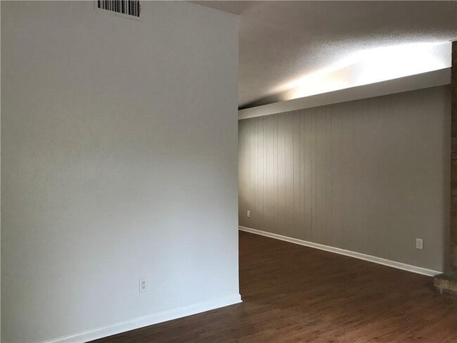 Building Photo - 1706 Brittany Blvd