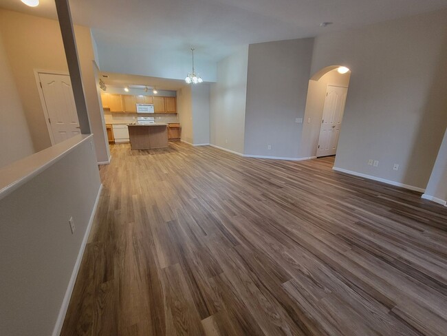 Building Photo - Spacious 2 bed, 2 bath townhome style cond...