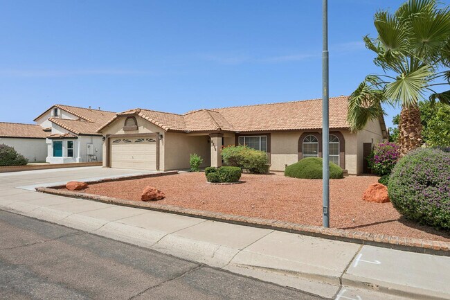 Building Photo - 8734 W Bloomfield Rd