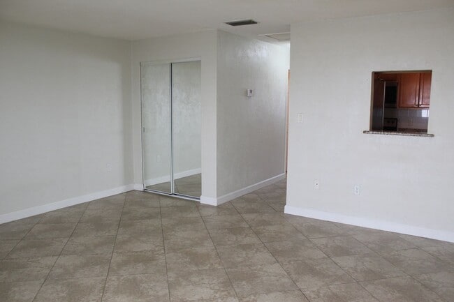Building Photo - One bedroom condo beachside