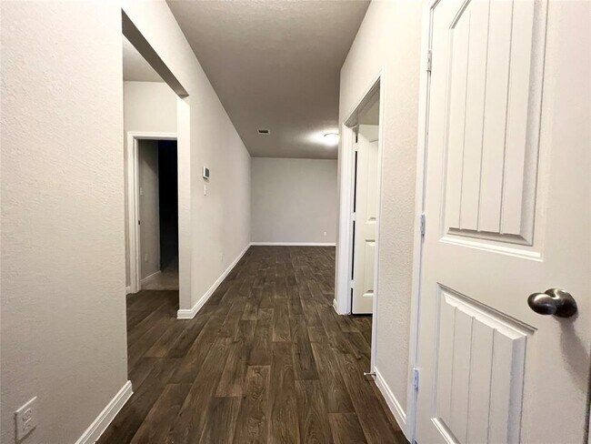 Building Photo - 105 Naset Dr