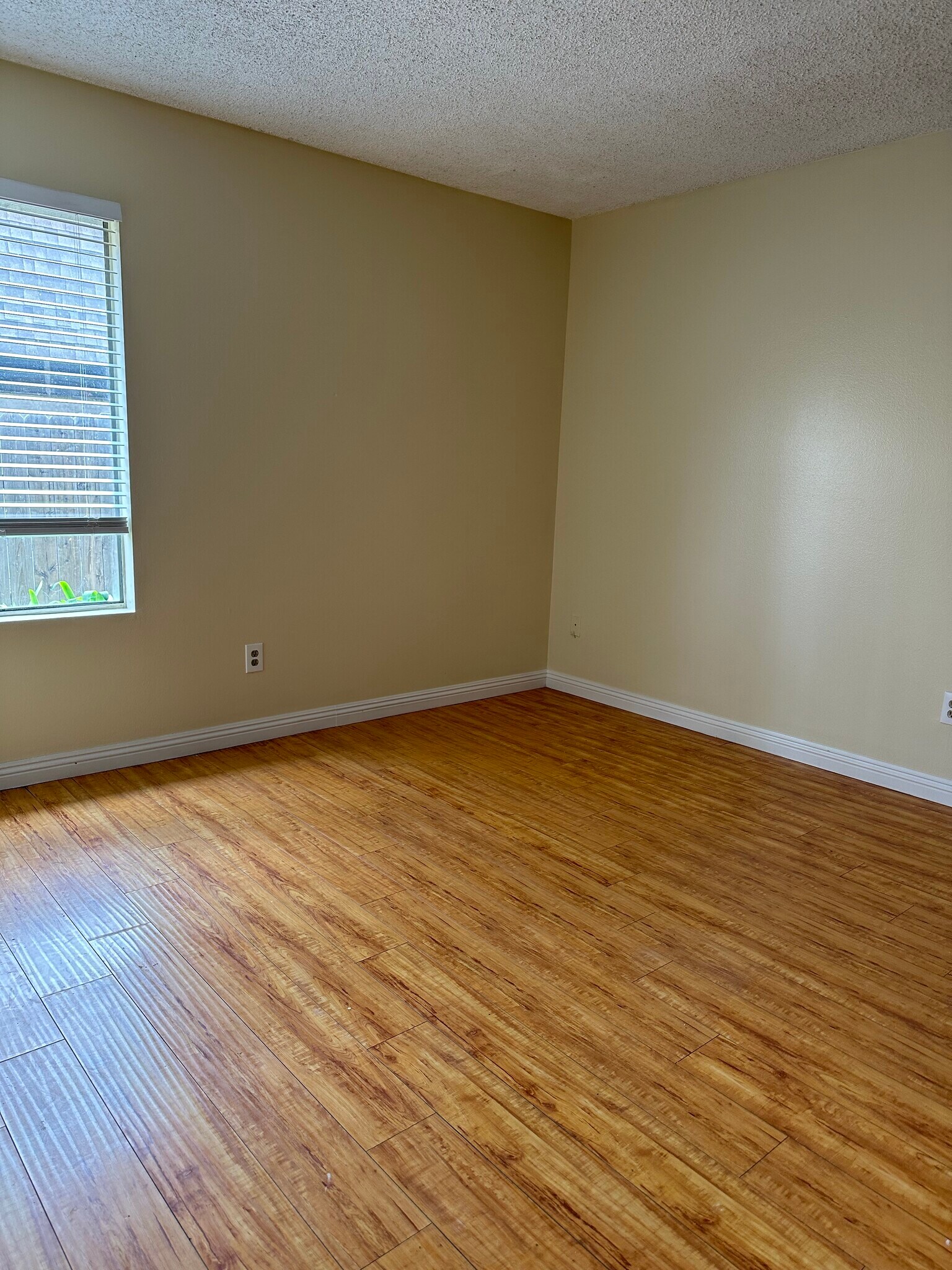 Building Photo - 1082 W Pine St