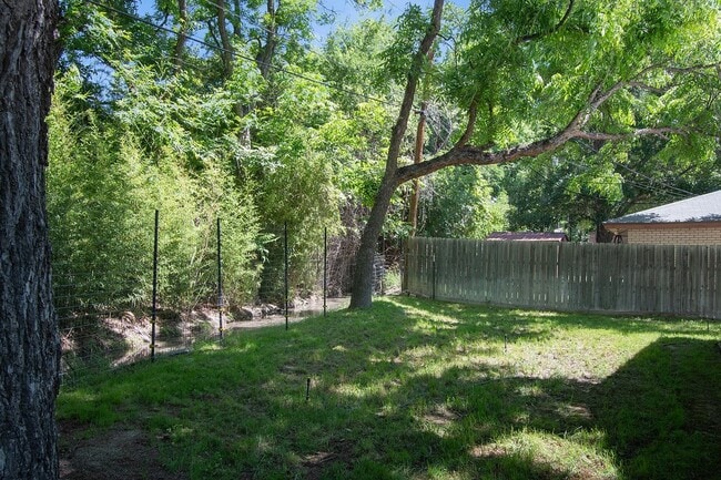Building Photo - 21 Larkwood Ln