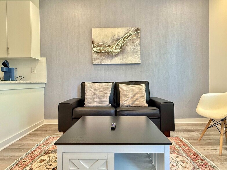 Building Photo - 525 Parkway Dr NE