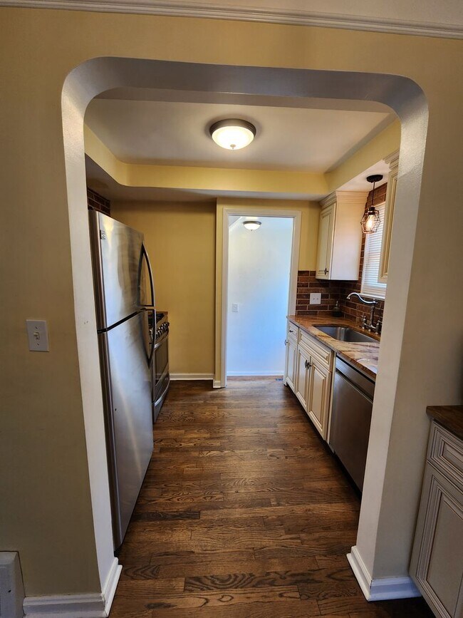 Building Photo - Beautiful 3 Bedroom Home For Rent