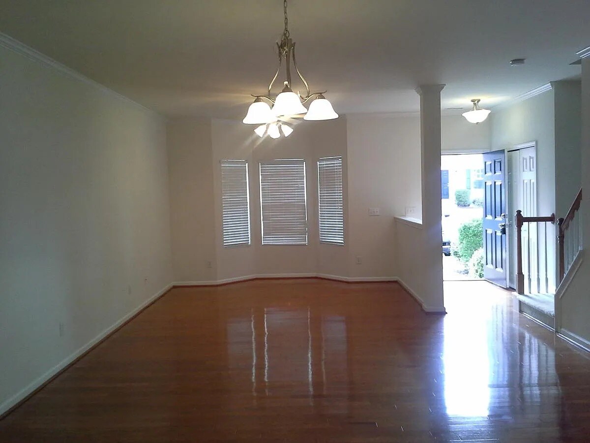 Building Photo - Room in Townhome on Hampshire Downs Dr