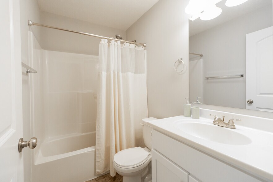 Main Bath - 204 N Mimosa Ln