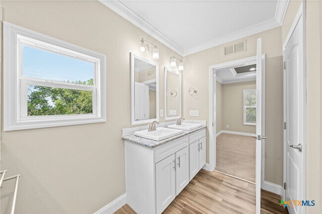 Building Photo - 711 La Cresta Dr