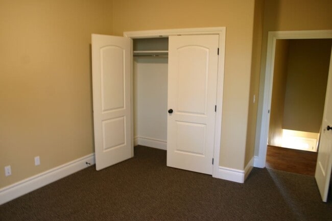 Building Photo - 6 Bed, 4 Bath