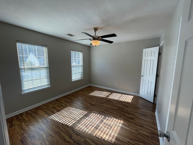Building Photo - 2 Bedroom END UNIT Townhome in Columbia County
