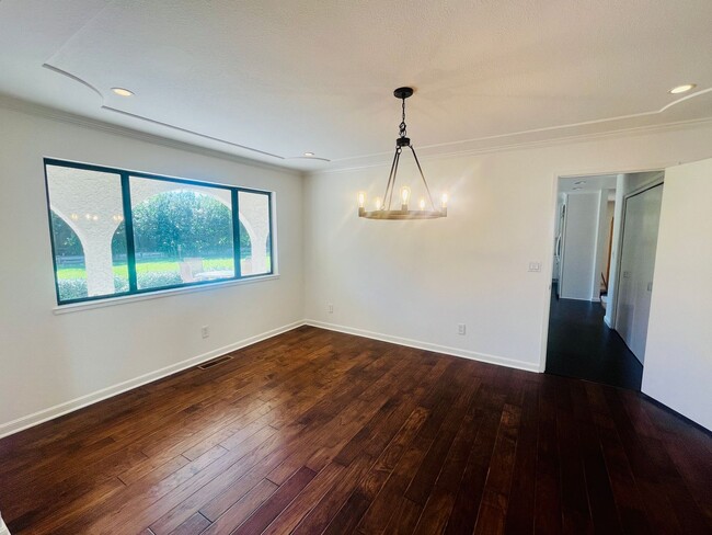 Building Photo - Extraordinary home with expansive yard on ...