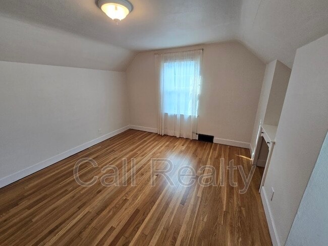 Building Photo - 1017 E Sharp Ave