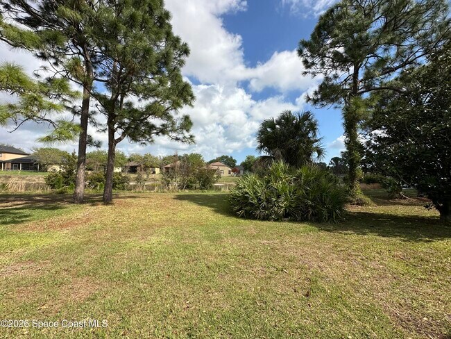 Building Photo - 670 Benton Dr