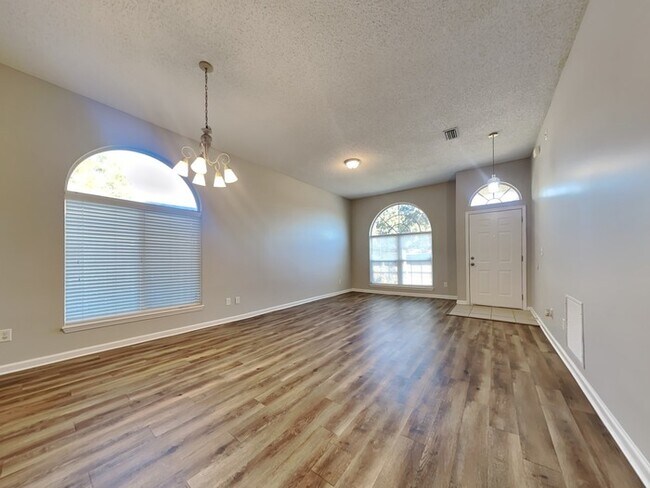 Building Photo - 4-bed, 2-bath home in Sheffield Oaks