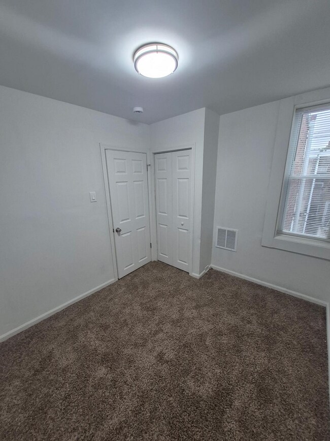 Building Photo - 3Bd/1Ba home minutes from Center City