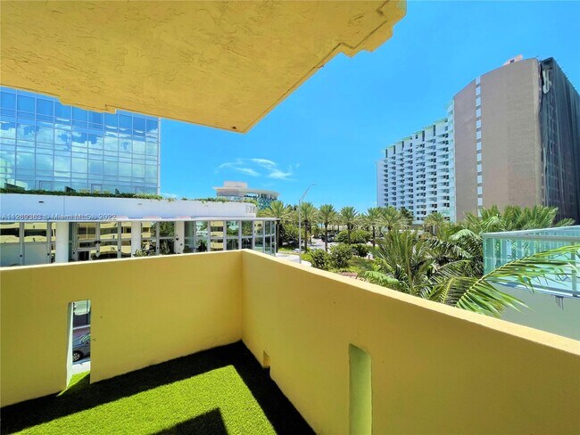 Building Photo - 2924 Collins Ave