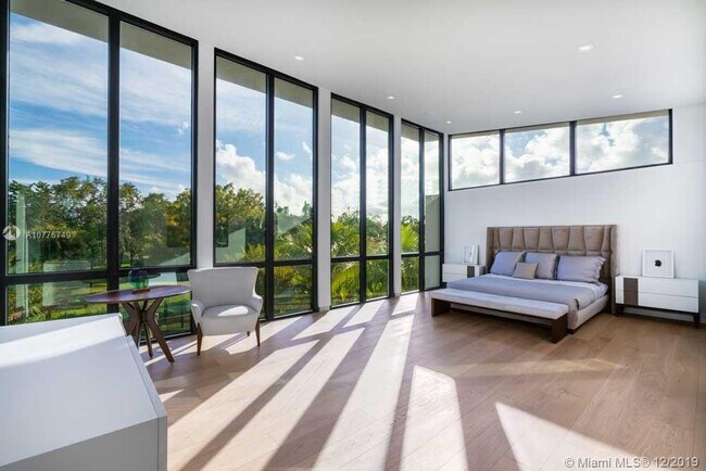 Building Photo - 521 Holiday Dr