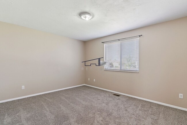 Building Photo - Updated Roy Utah 5 Bedroom 2 Bathroom Home!!
