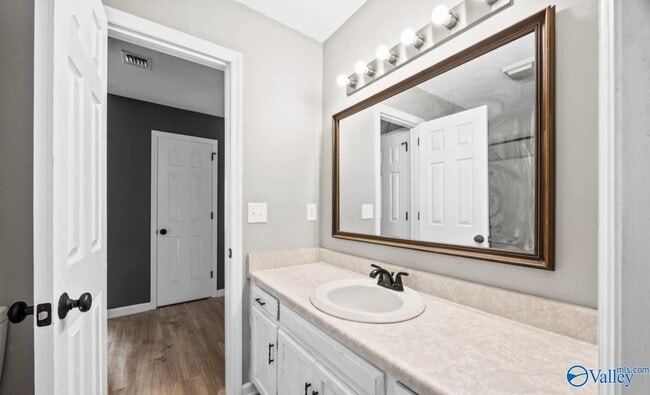 Building Photo - 2080 Woodlawn Dr SW