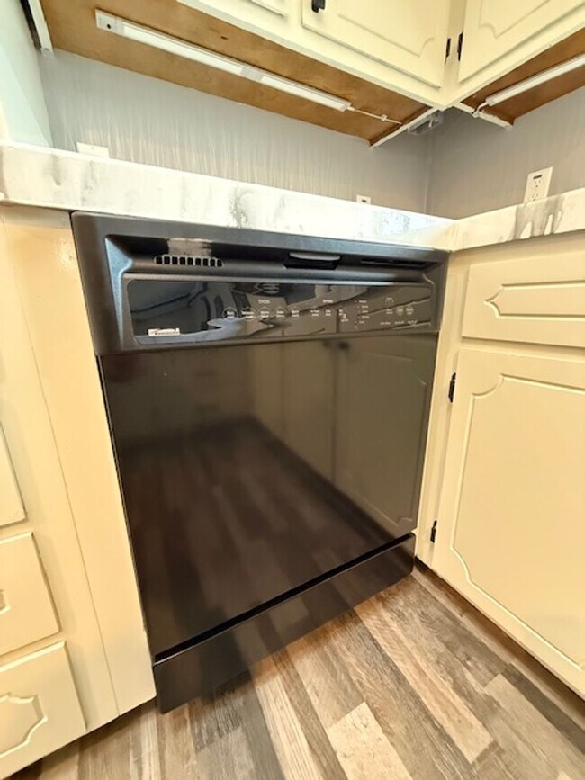 Building Photo - Spacious 3 Bedroom, 2 Bath home in Quality North Bend Neighborhood!