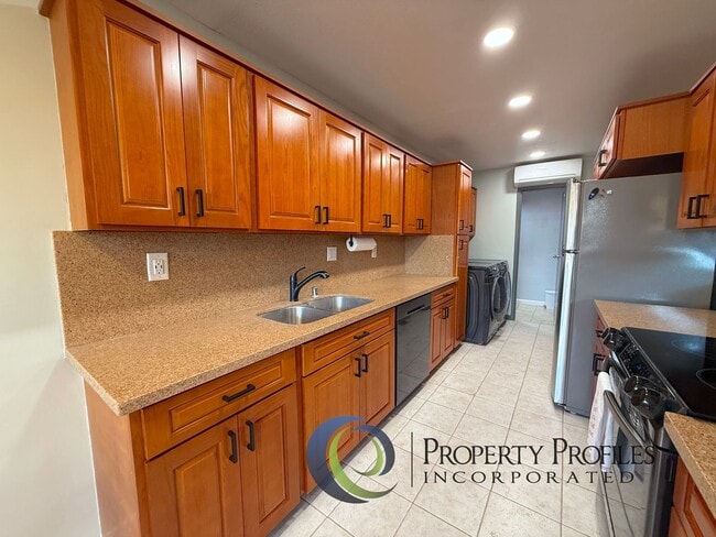 Building Photo - 4 Bedroom 2.5 bathroom Townhome in Kaholo ...