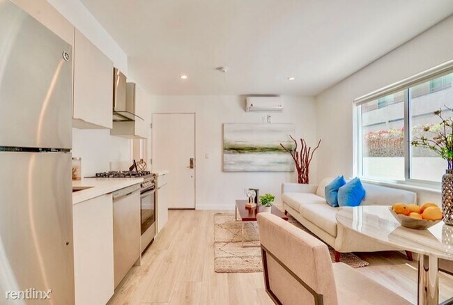 Building Photo - 2 br, 1 bath Apartment - 562 N Kenmore Ave