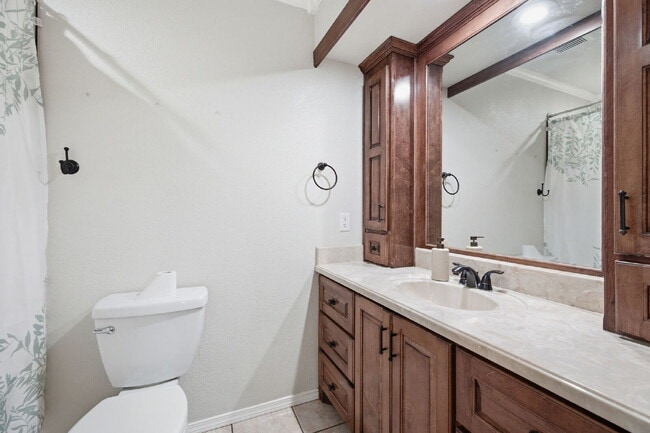 Building Photo - Charming 3 Bedroom Home near Schools and Rec Center