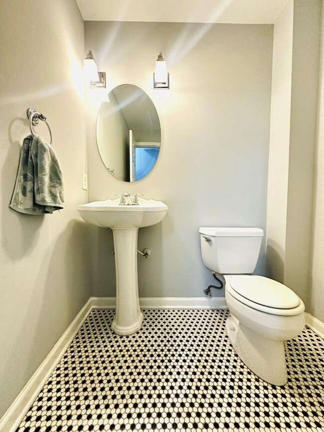 Building Photo - 2517 Foster Ave