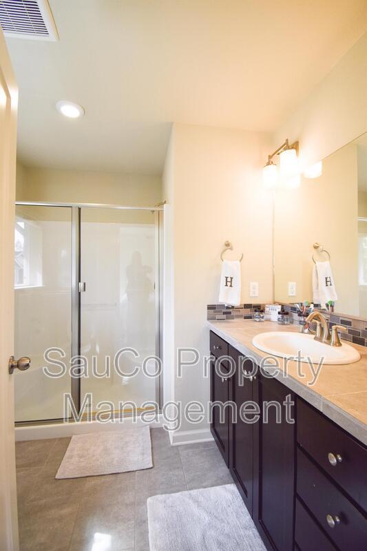 Building Photo - 445 NE Tork Pl