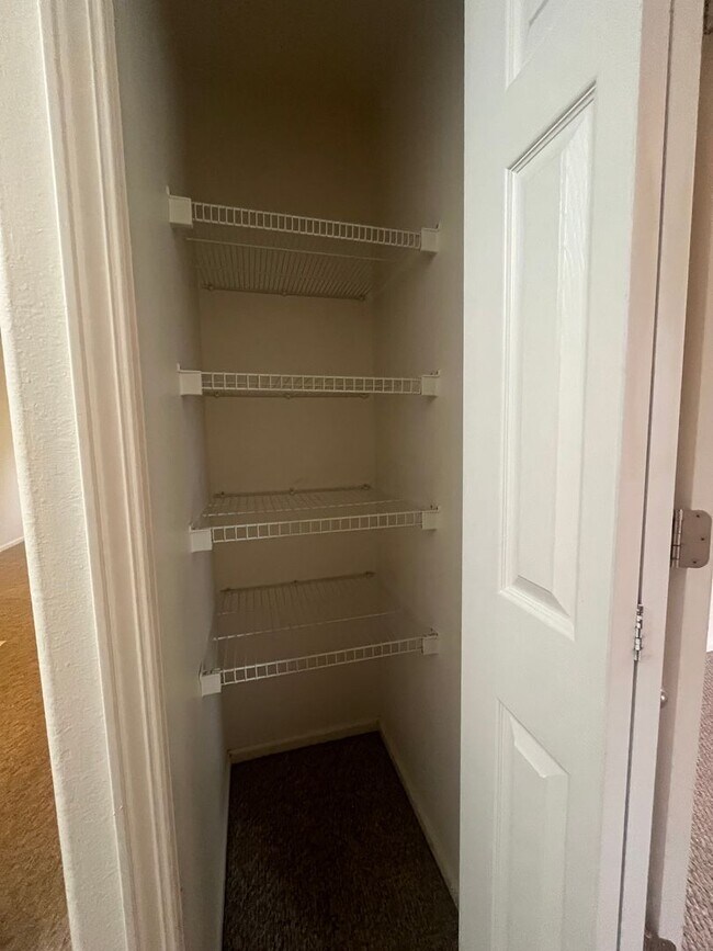 Building Photo - TOP FLOOR 2-Bedroom 1-Bathroom Apartment